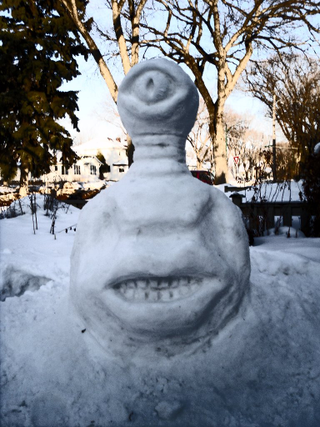 Illustration for article titled These geeky snowmen turn their yards into a weirder winter wonderland